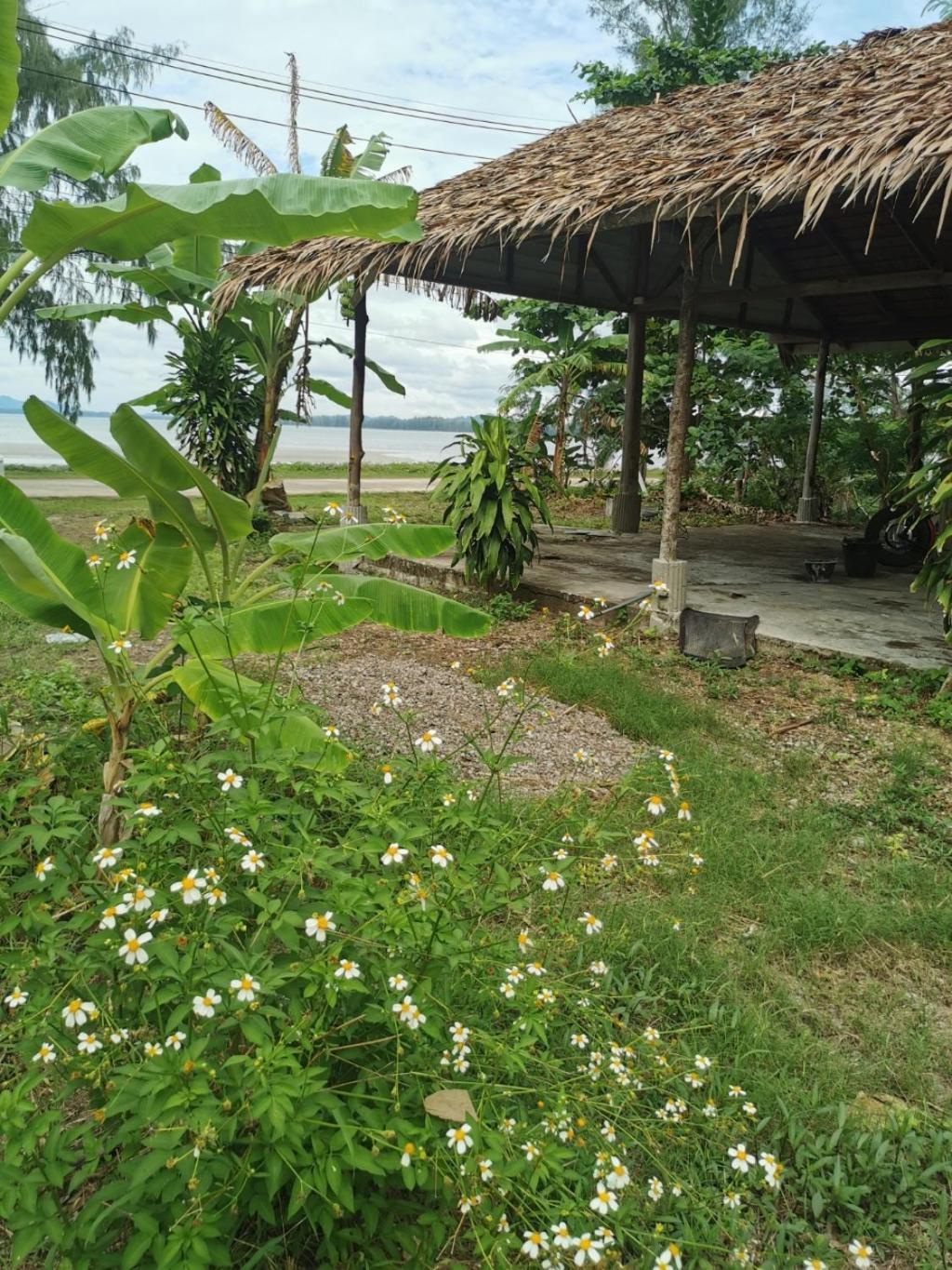Neverland Beach Village Bungalows Koh Lanta Exterior photo